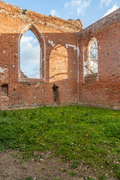 从一座红砖的哥特式教堂的废墟 — 图库照片