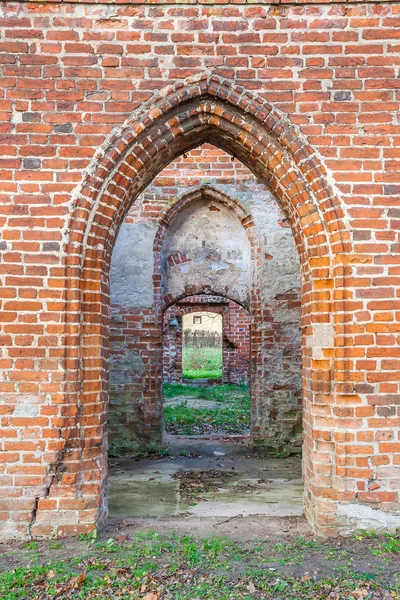 Ruiny gotický kostel z červených cihel — Stock fotografie