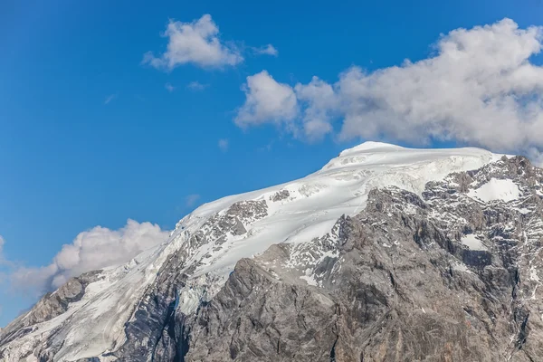 Lato - alpejskie szczyty w śniegu — Zdjęcie stockowe