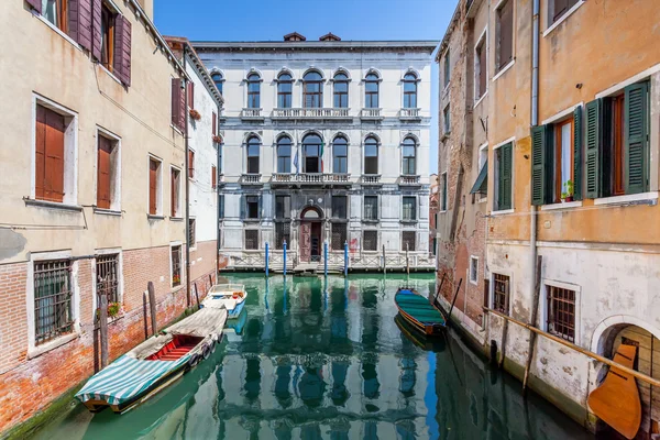 Barche sul canale ed edifici storici - Venezia, Italia — Foto Stock