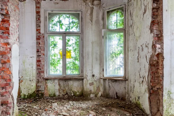 Bortglömda gamla herrgård. Gdansk - Polen. — Stockfoto