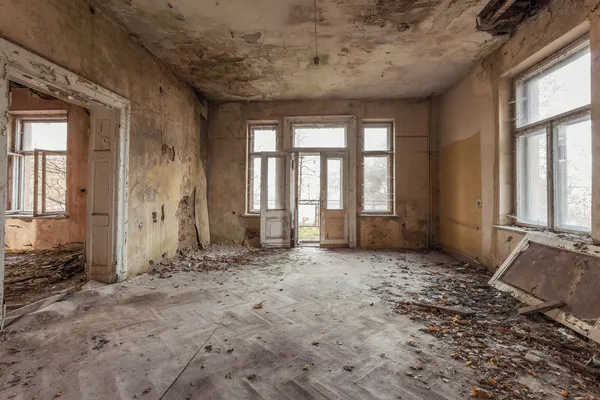 Schönes, vergessenes und zerstörtes Haus — Stockfoto