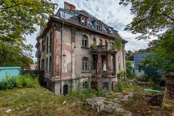 Uma mansão centenária esquecida. Gdansk - Polónia . — Fotografia de Stock