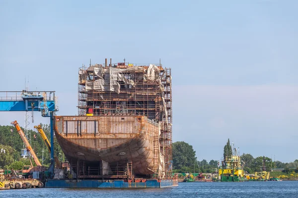 Bau eines Schiffes im Hafen von Danzig — Stockfoto