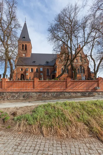 L'église historique en brique rouge et le cimetière — Photo