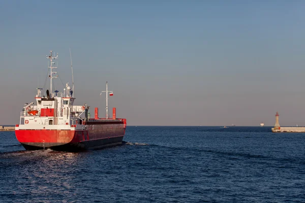 O navio sai do porto . — Fotografia de Stock