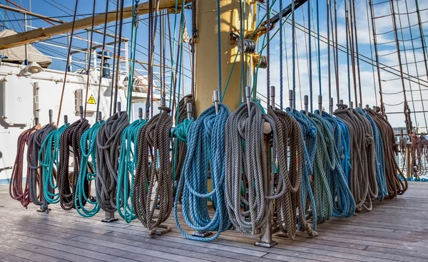 Rigging the mast of a large a tall ship — Stock Photo, Image