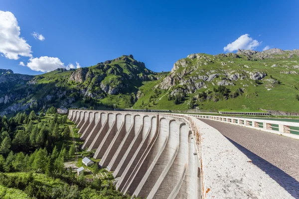 Dam w górach - przełęczy fedaia - Dolomity — Zdjęcie stockowe