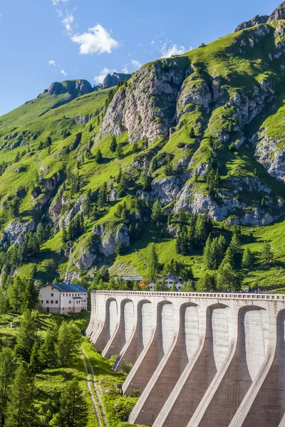 Dam w górach - przełęczy fedaia - Dolomity — Zdjęcie stockowe