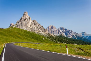 Dolomites manzara dağ yolu ile. İtalya