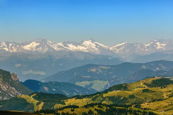 Blick von den Dolomiten auf die neblige Bergkette — Stockfoto