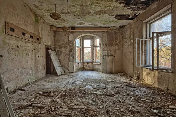 Hermosa, olvidada y destruida casa — Foto de Stock