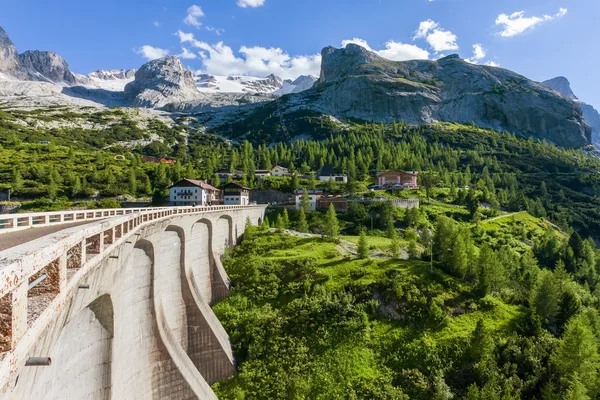 Damm in den Bergen - Fedaia Pass - Dolomiten — Stockfoto