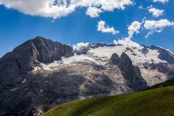 Dolomiti - vista de verano del monte Marmolada, Trentino, Italia — Foto de Stock