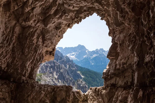 The cave in the mountains — Stock Photo, Image