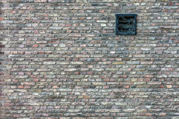 Le mur d'un bâtiment historique avec des briques de différentes couleurs — Photo