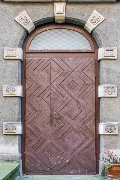 Decorated entrance to the historic building — Stock Photo, Image