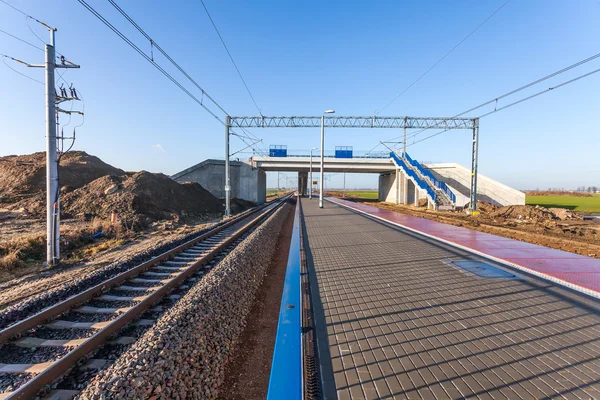 Új viadukt és a gyalogos átkelés a vasúti vonalon keresztül — Stock Fotó