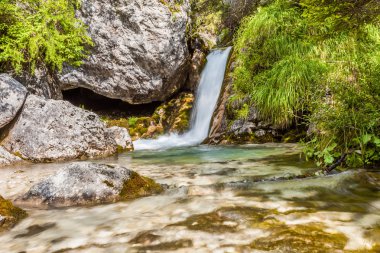 dağ dere bir şelale formlar