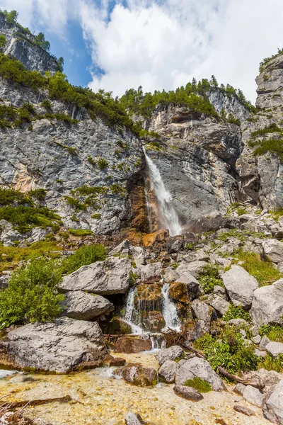 Il torrente di montagna forma una cascata — Foto Stock