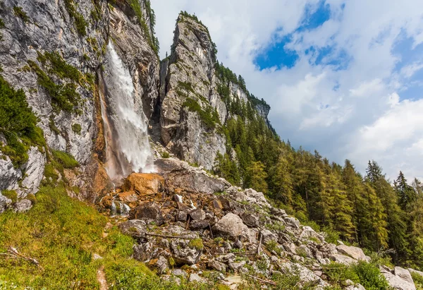 Corrente de montanha forma uma cachoeira — Fotografia de Stock
