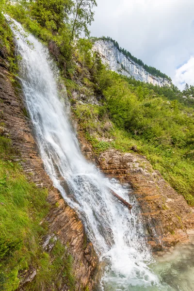 Corrente de montanha forma uma cachoeira — Fotografia de Stock