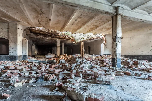 Verlaten kamer van een oude fabriek — Stockfoto