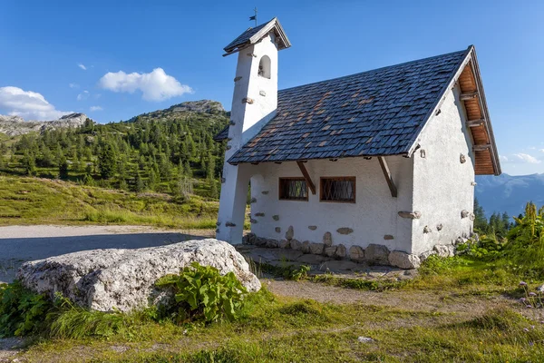 Kapellet på vägen i bergen — Stockfoto