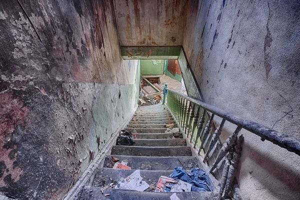 Escalera en una casa abandonada — Foto de Stock