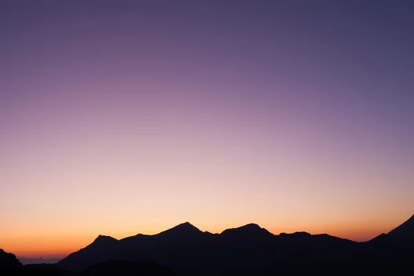 Prachtige zonsondergang in de bergen — Stockfoto