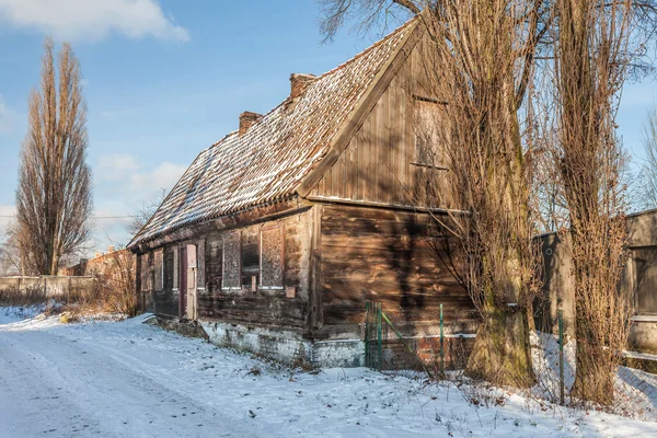 Terk edilmiş ve unutulmuş eski ahşap ev — Stok fotoğraf