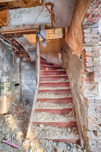 Treppenhaus in einem verlassenen Haus — Stockfoto