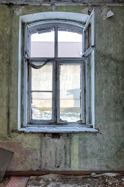 Edificio viejo, abandonado y olvidado — Foto de Stock