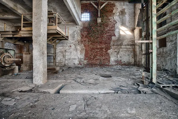 Antigua, abandonada y olvidada fábrica de ladrillos —  Fotos de Stock
