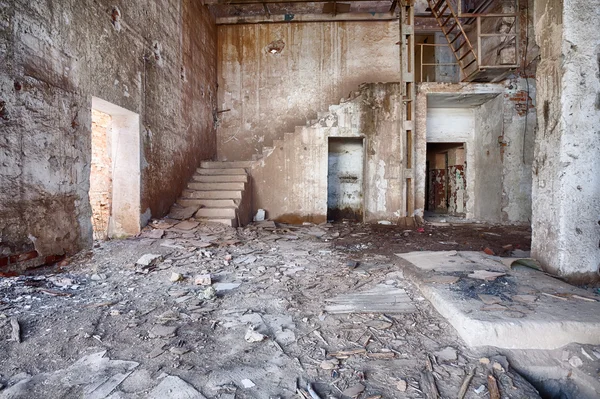 Velha, abandonada e esquecida fábrica de tijolos — Fotografia de Stock