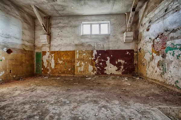 Fábrica velha, abandonada e esquecida — Fotografia de Stock