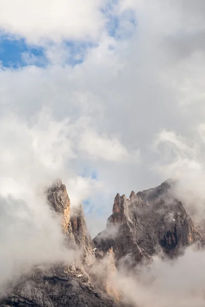 Rotsachtige bergtoppen in de wolken — Stockfoto