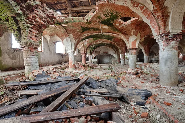 Écurie oubliée avec une belle voûte en brique — Photo