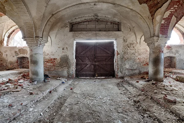 Forgotten stable with a beautiful brick vault — Stock Photo, Image