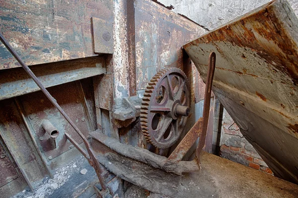 La rueda de engranaje de una vieja máquina oxidada en fábrica de ladrillos —  Fotos de Stock