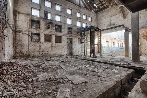 Fabbrica di mattoni vecchia, abbandonata e dimenticata — Foto Stock