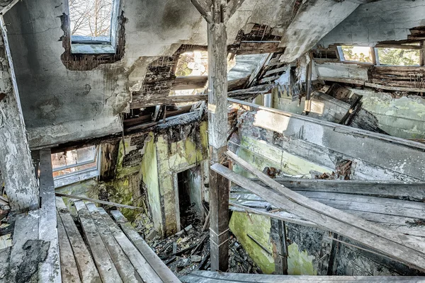 Schönes, vergessenes und zerstörtes Haus — Stockfoto
