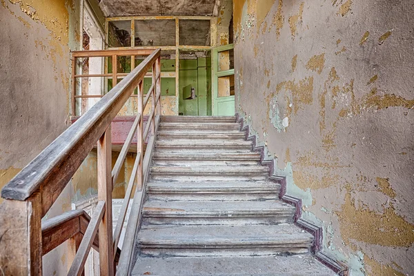 Schönes, vergessenes und zerstörtes Haus — Stockfoto