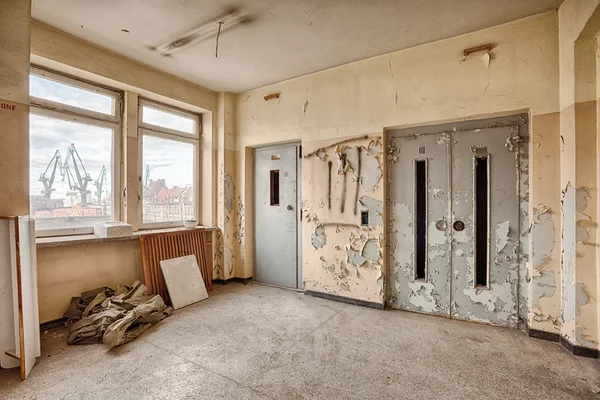 Elevator in an abandoned hospital — Stock Photo, Image