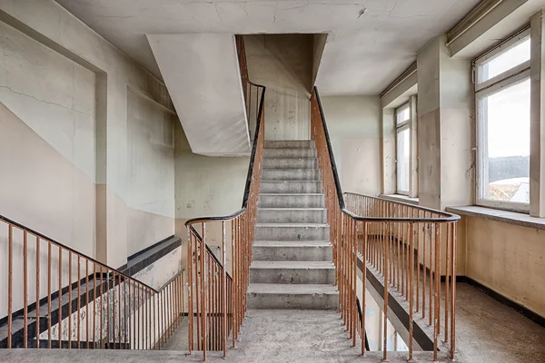 Escalera en un edificio abandonado y olvidado — Foto de Stock