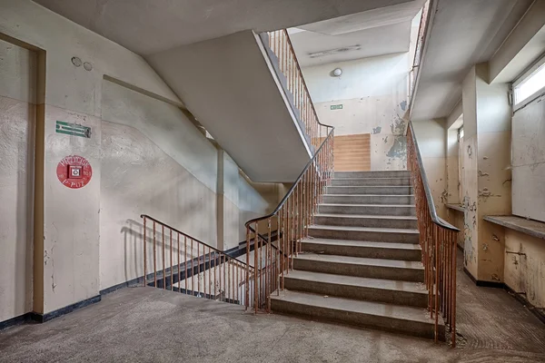 Escalera en un edificio abandonado y olvidado — Foto de Stock