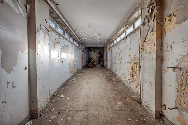 Dirty, old and forgotten corridor — Stock Photo, Image