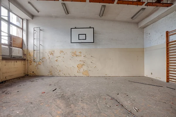 Sala de deportes abandonada en un edificio devastado — Foto de Stock