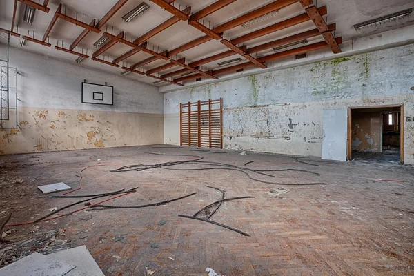 Sala de deportes abandonada en un edificio devastado — Foto de Stock