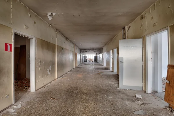 Vuile en vergeten oude corridor — Stockfoto